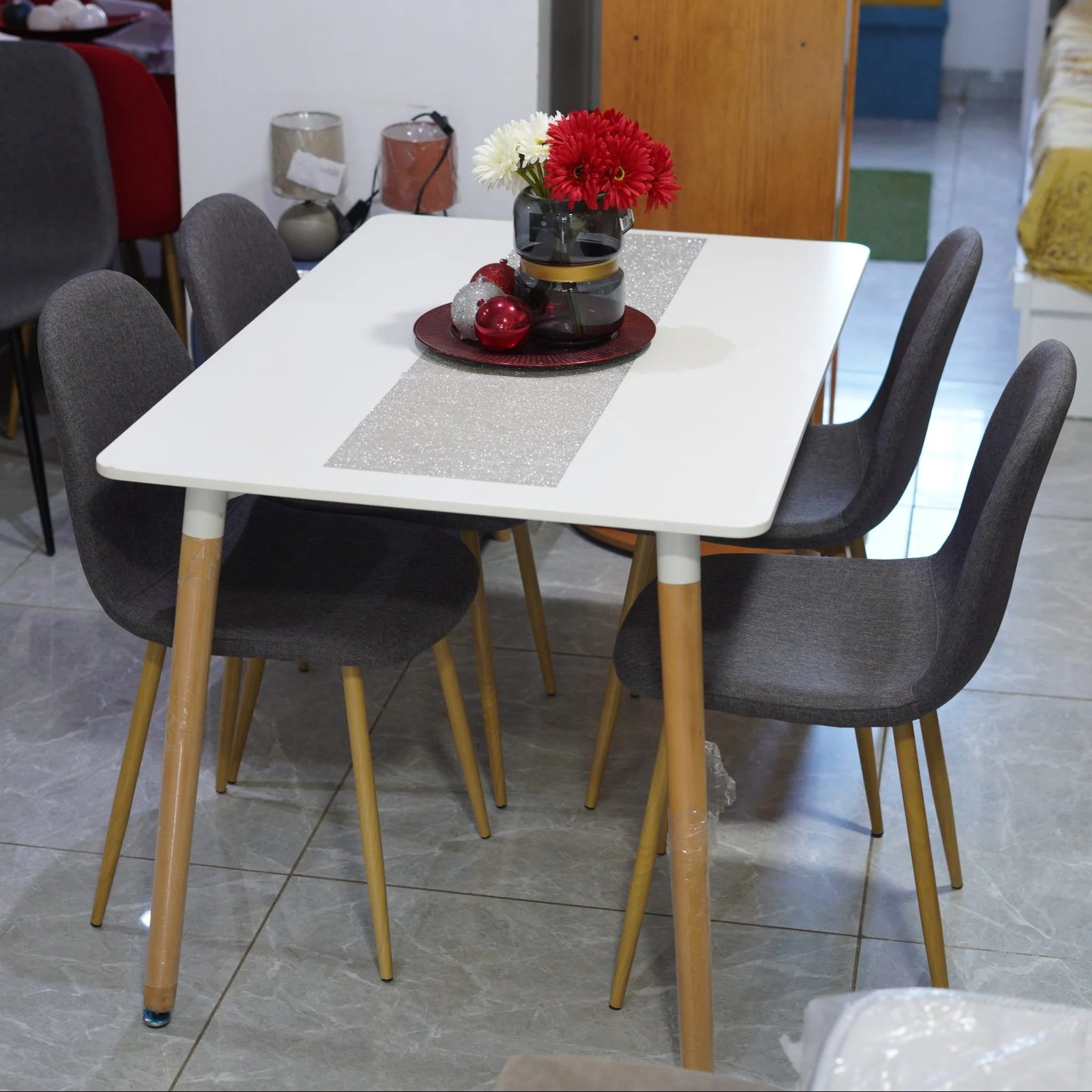 Table à manger + 4 chaises gris fonce