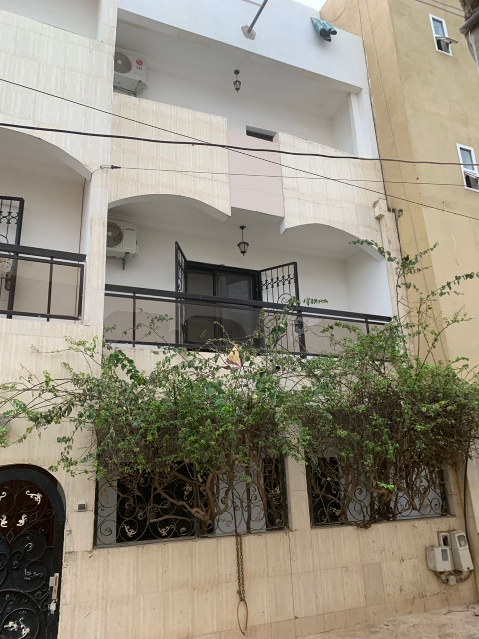 Belle villa de R+2 à Ouakam sur 200m² titre foncier