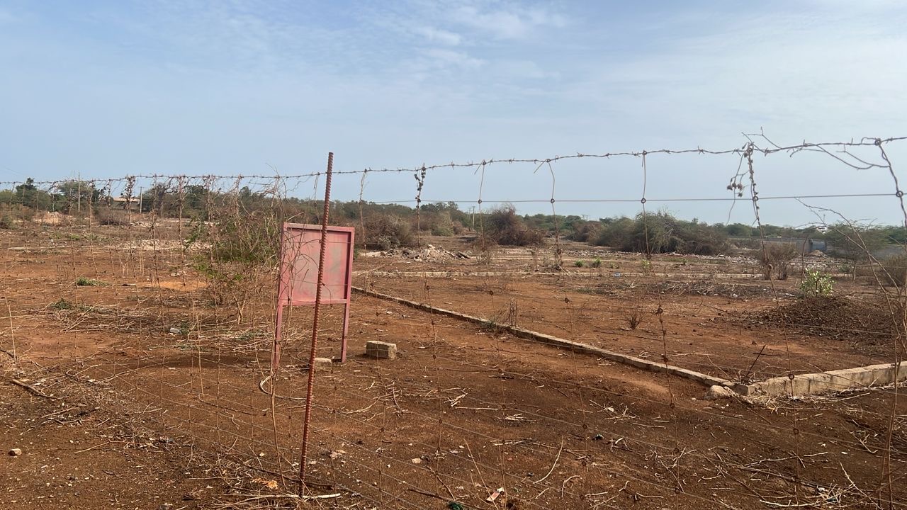 Terrain de 300 mètres carrés à vendre à Ngaparou Sénégal