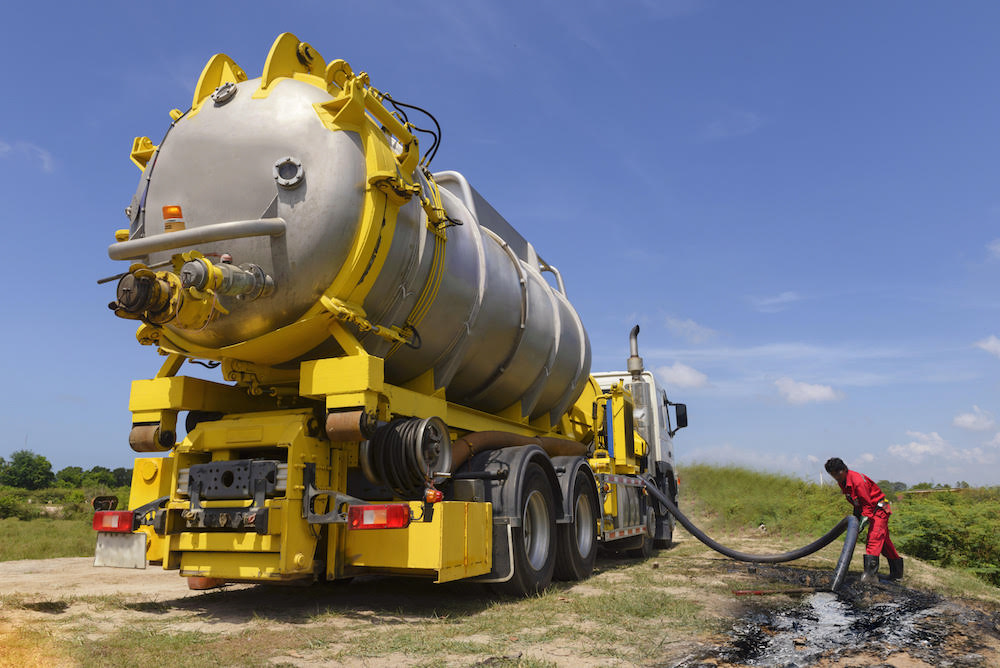 Camion Vidange fosse septique et collecte huiles usagées