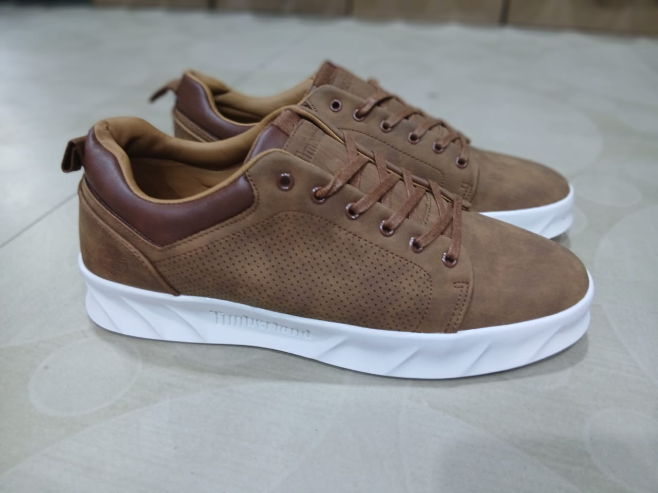 Sneaker Timberland Homme – Nubuck Camel Perforé Semelle Blanche