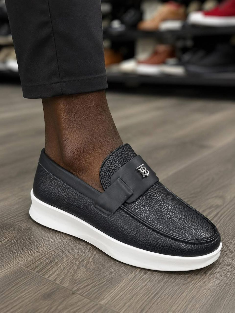 Mocassin Homme Noir Grainé Badge TB – Semelle Blanche