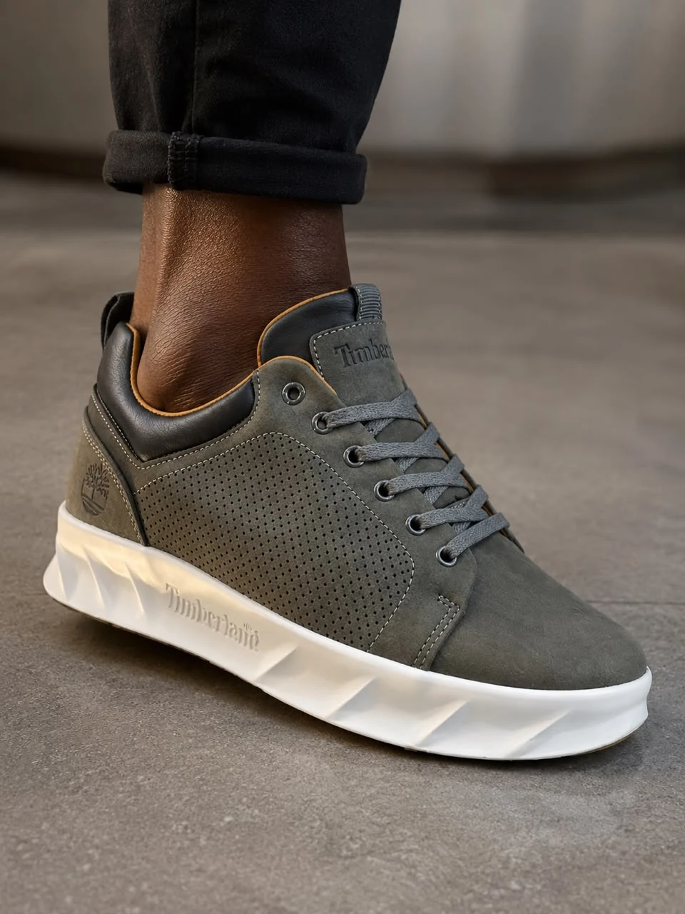 Sneaker Timberland Homme – Nubuck Gris Perforé Semelle Blanche