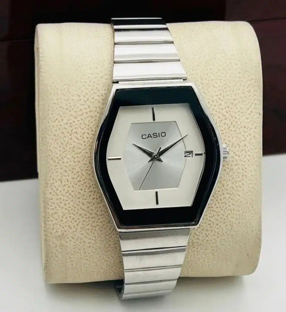 Montre casio argenté fond blanc