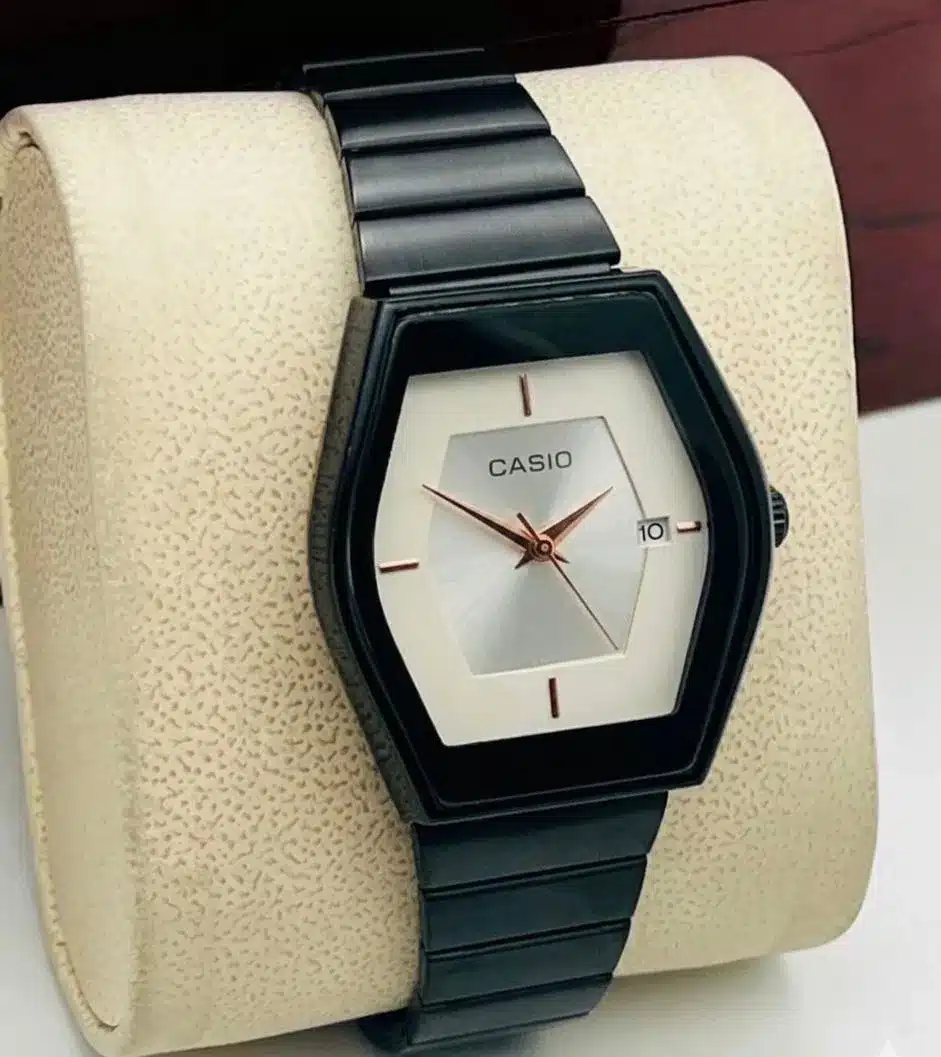 Montre casio NOIR fond blanc